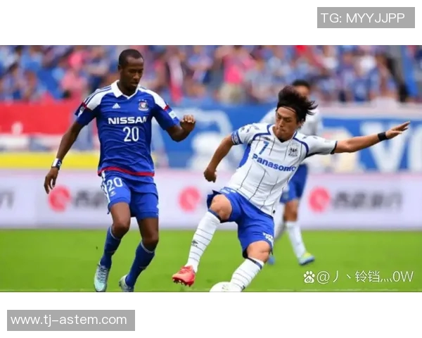 足球明星在绿茵场上挥洒汗水展现技艺与激情的精彩瞬间