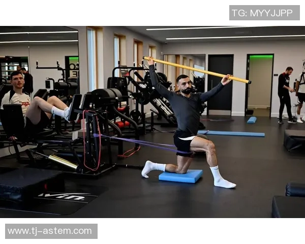 足球明星训练项目揭秘提升竞技水平的科学方法与实战技巧 足球明星训练项目揭秘提升竞技水平的科学方法与实战技巧